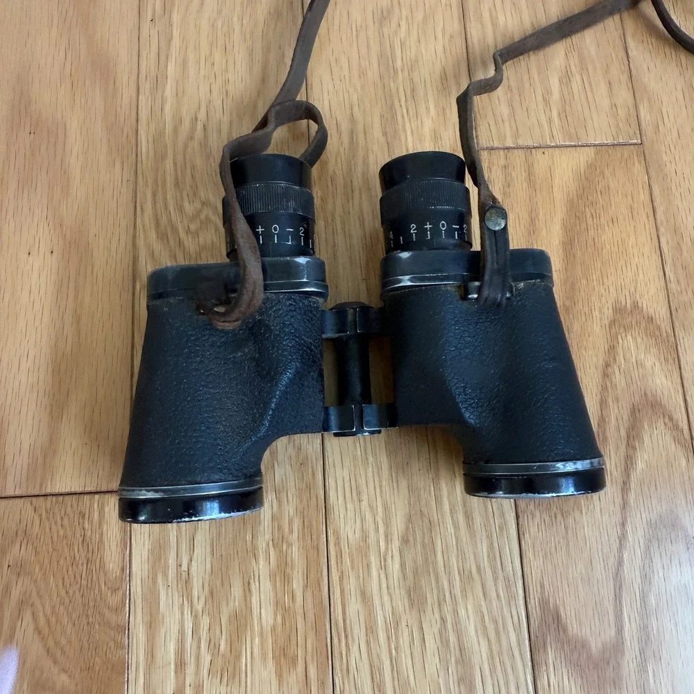 WWII Vintage Universal Camera Corp M17 Binoculars with Leather Carrying Case‎